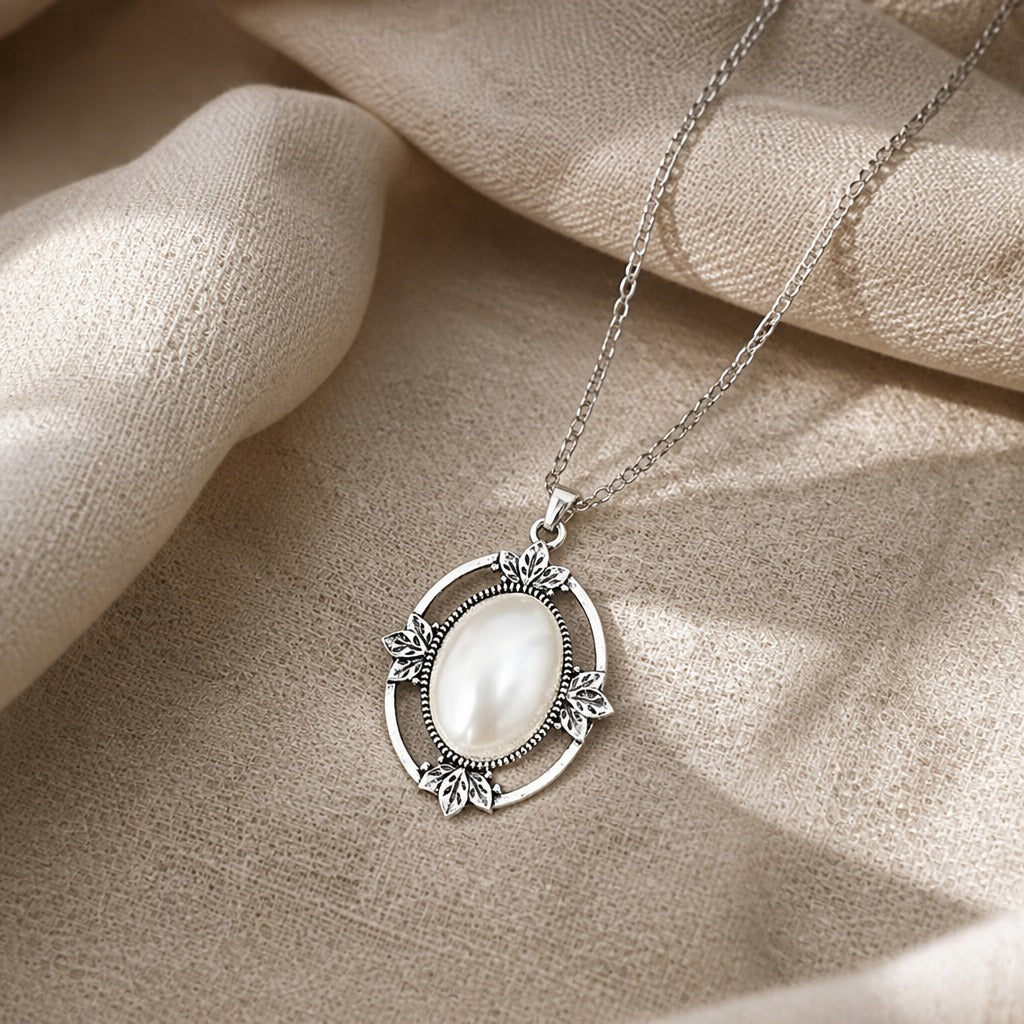 Vintage Pearl Hollow Necklace