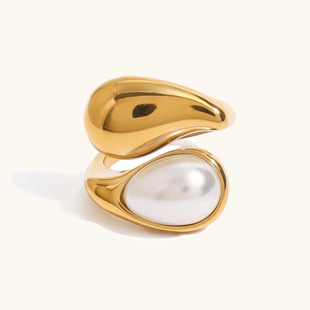 Maria Dazzling Pearl Sculpted Gold ring